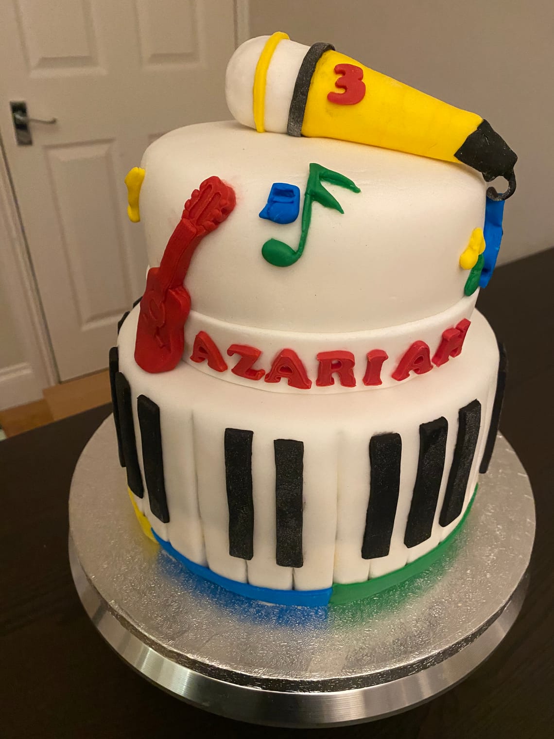 Musical theme personalised cake